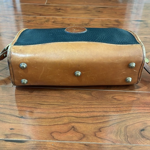 Vintage 1980s Dooney & Bourke Black and Tan Pebble Leather Crossbody Purse Bag - Picture 10 of 15